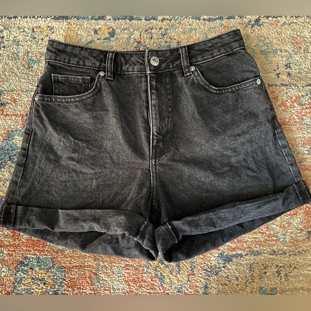 Black MOM shorts